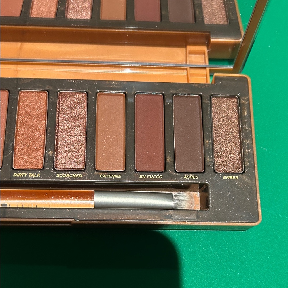 Urban Decay Naked Heat Eyeshadow Palette - Brown & Copper Hues - Picture 4 of 4